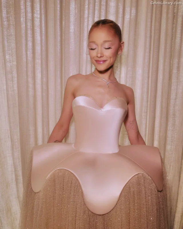 Ariana Grande photo 10 of 3118