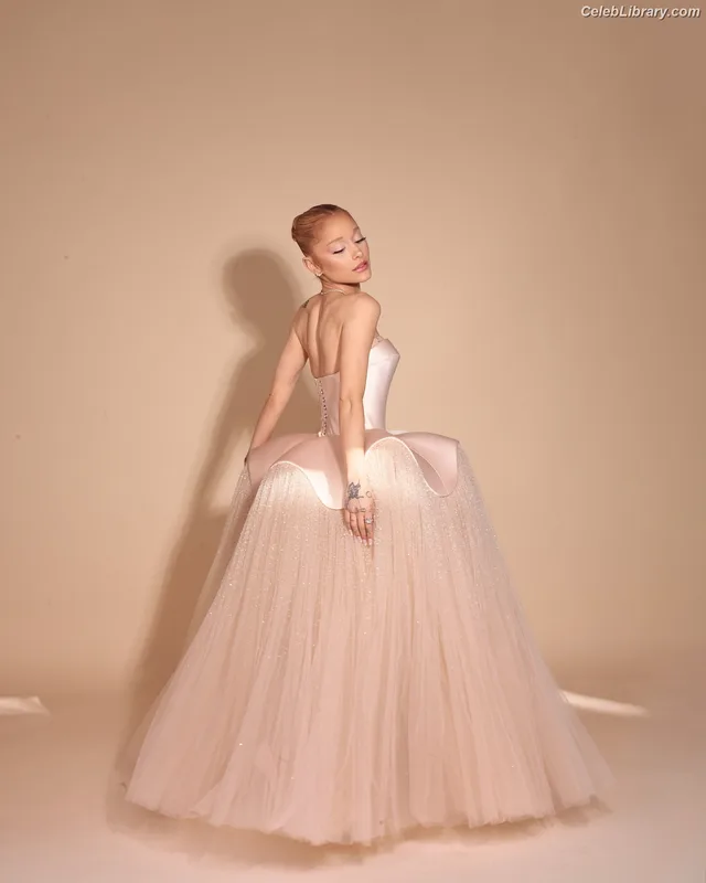 Ariana Grande photo 11 of 3118