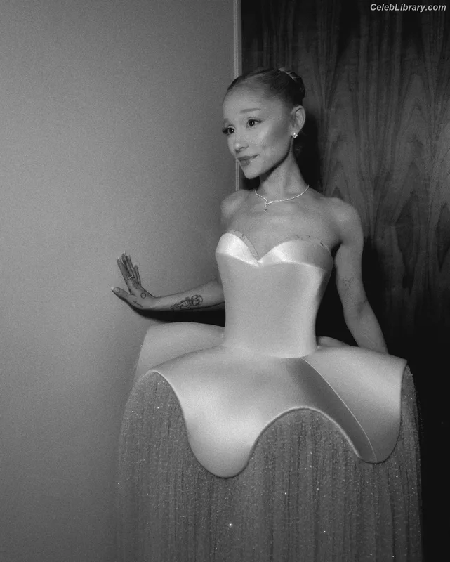 Ariana Grande photo 12 of 3118