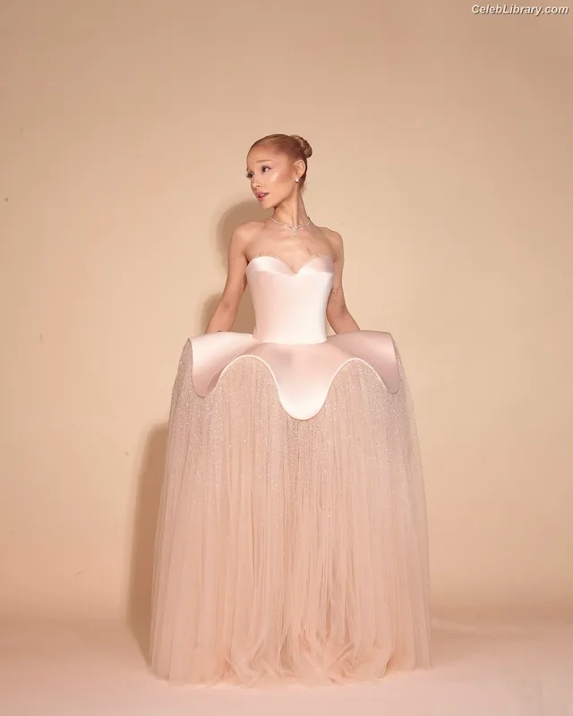Ariana Grande photo 14 of 3118