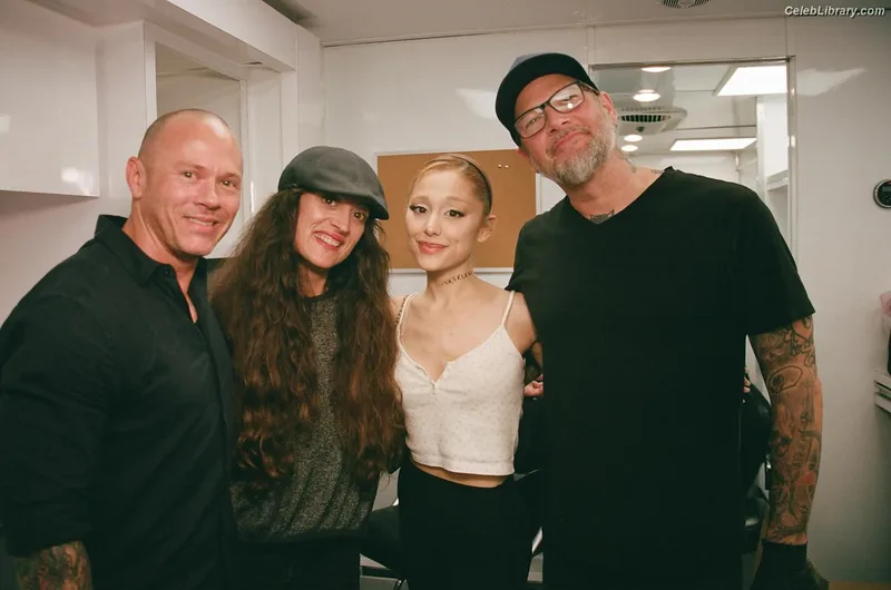 Ariana Grande photo 19 of 3118