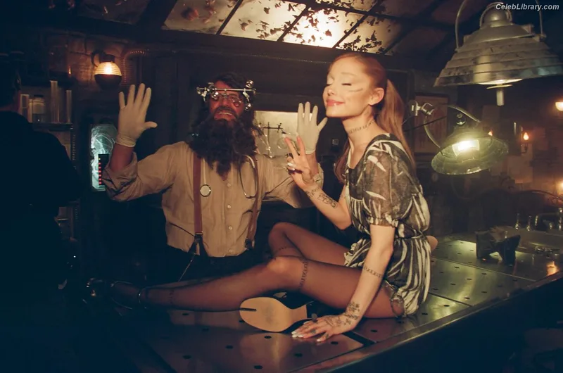 Ariana Grande photo 22 of 3118