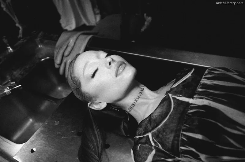 Ariana Grande photo 2 of 3118