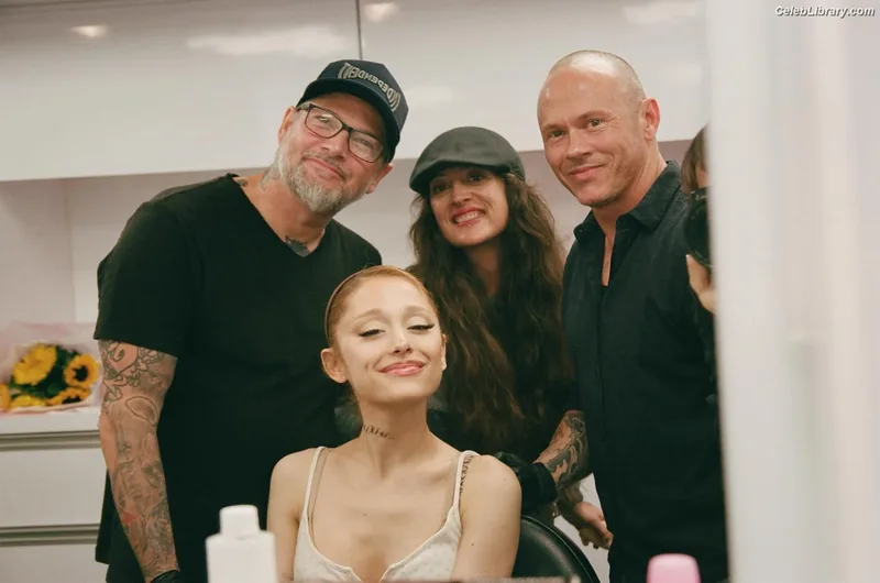 Ariana Grande photo 3 of 3118