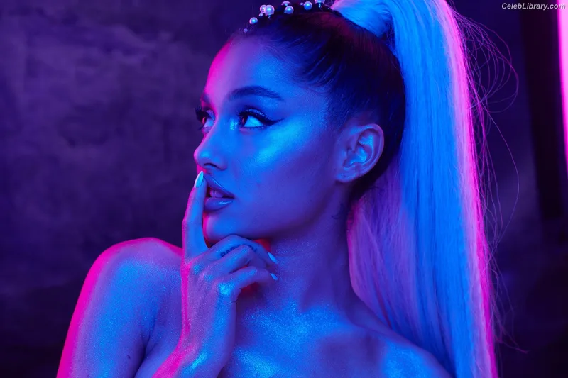 Ariana Grande photo 7 of 3118