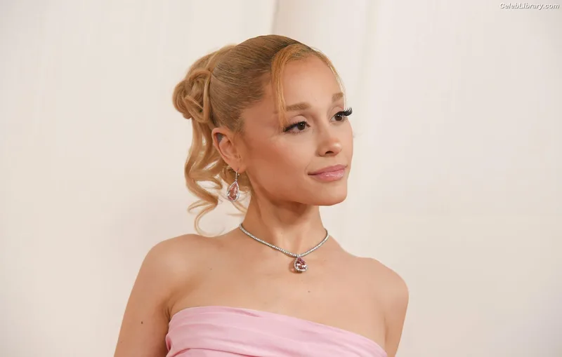 Ariana Grande photo 8 of 3118