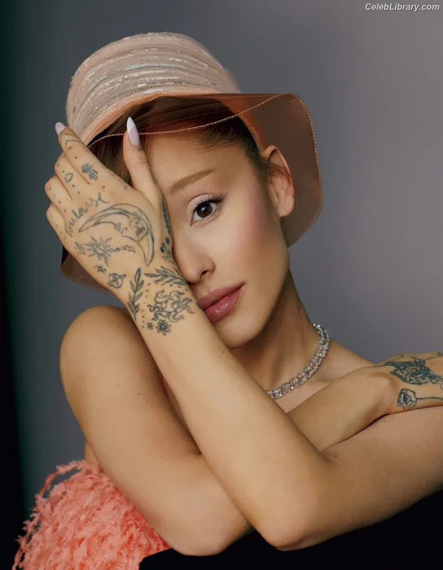 Ariana Grande photo 10 of 3118