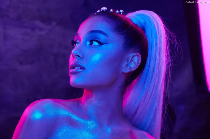 Ariana Grande photo 11 of 3118