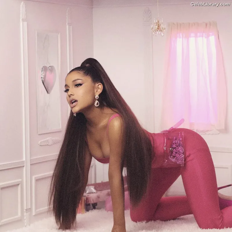 Ariana Grande photo 12 of 3118