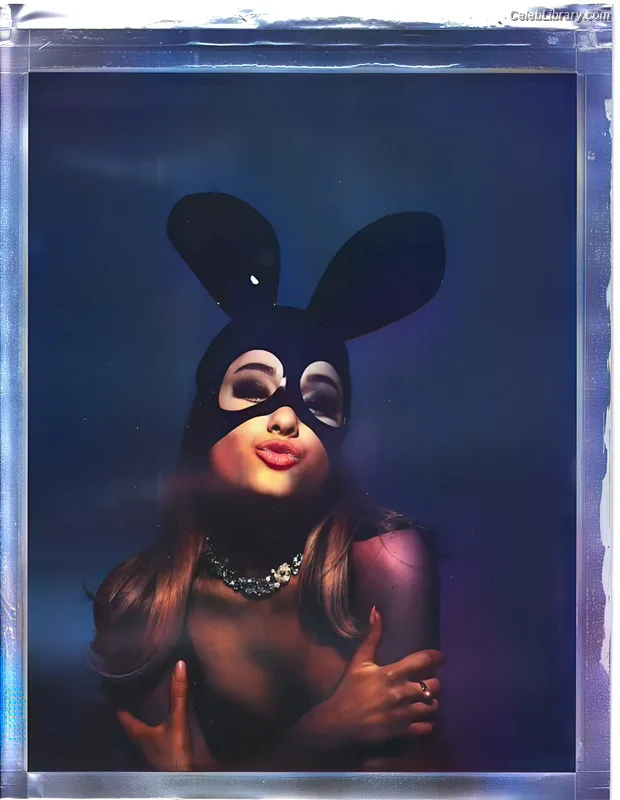 Ariana Grande photo 15 of 3118