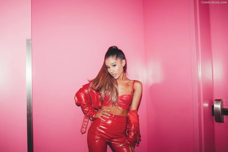 Ariana Grande photo 12 of 3118