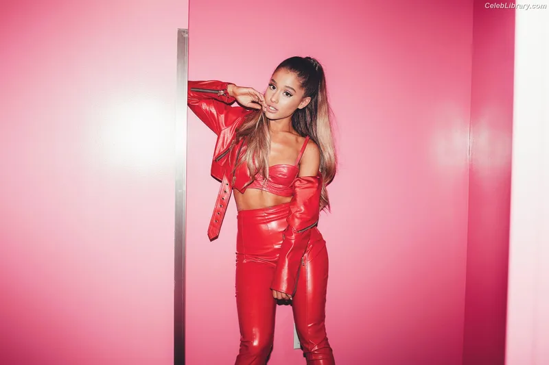 Ariana Grande photo 14 of 3118