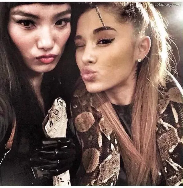 Ariana Grande photo 15 of 3118