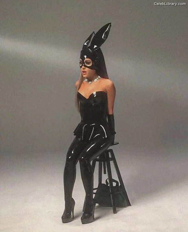 Ariana Grande photo 16 of 3118