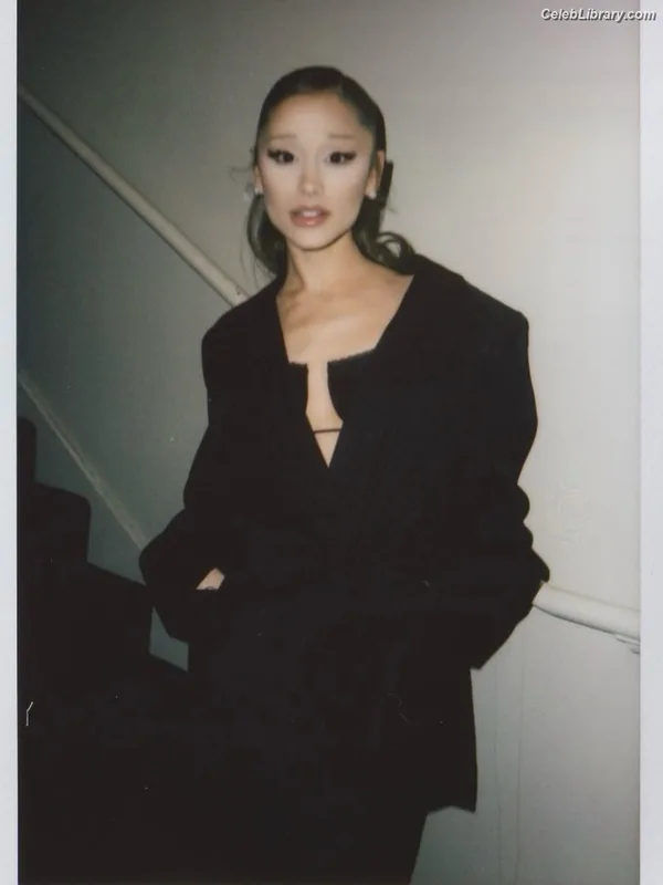 Ariana Grande photo 14 of 3118