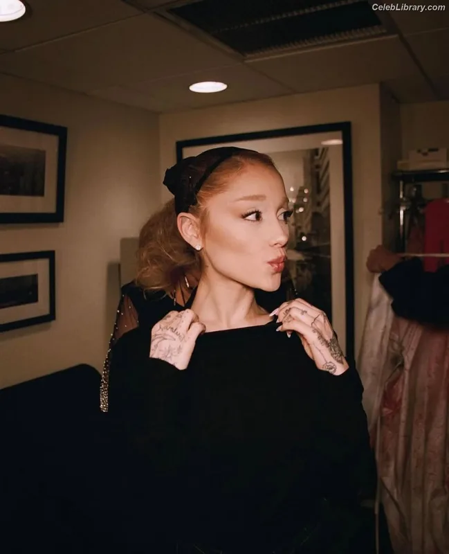 Ariana Grande photo 16 of 3118