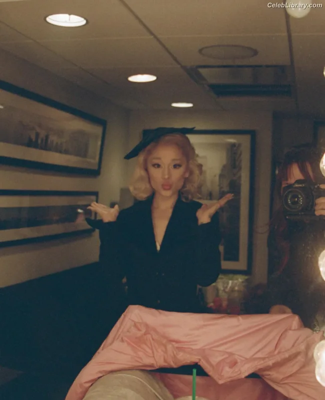 Ariana Grande photo 18 of 3118