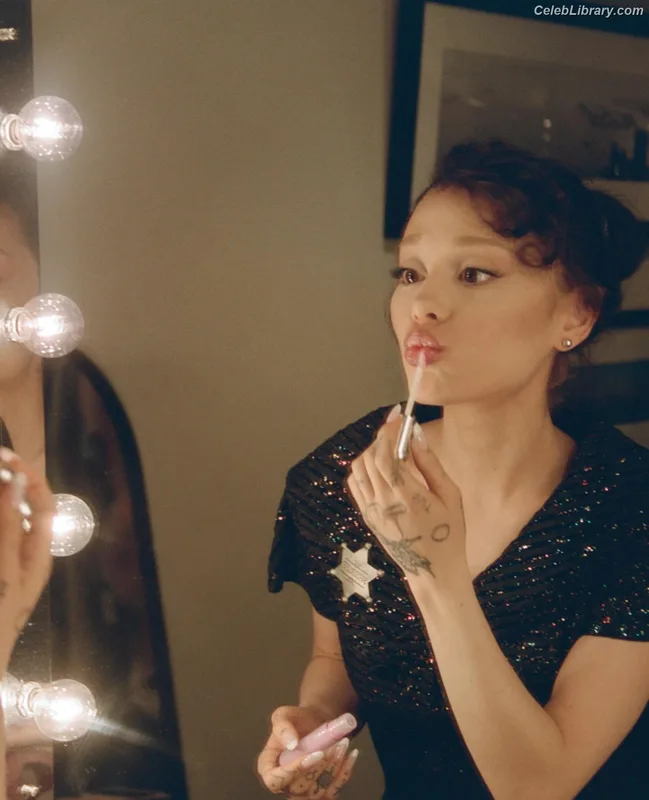 Ariana Grande photo 19 of 3118