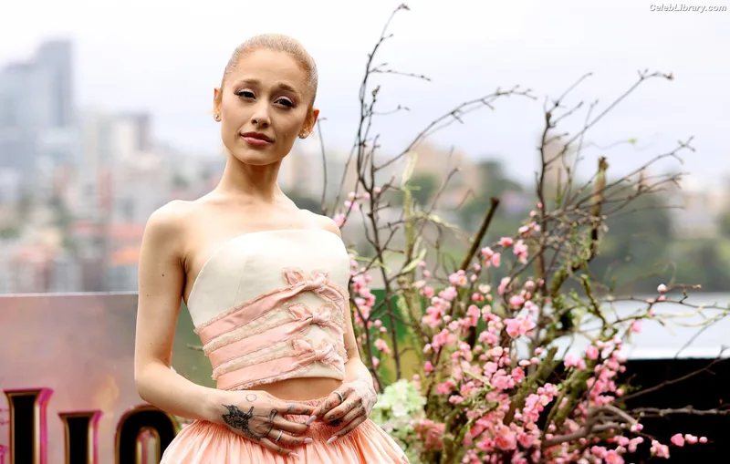 Ariana Grande photo 4 of 3118