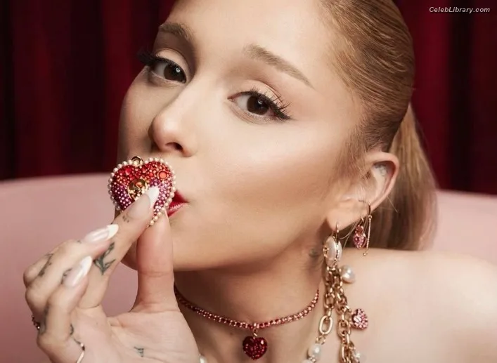Ariana Grande photo 7 of 3118