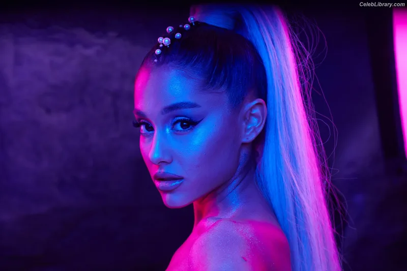 Ariana Grande photo 8 of 3118