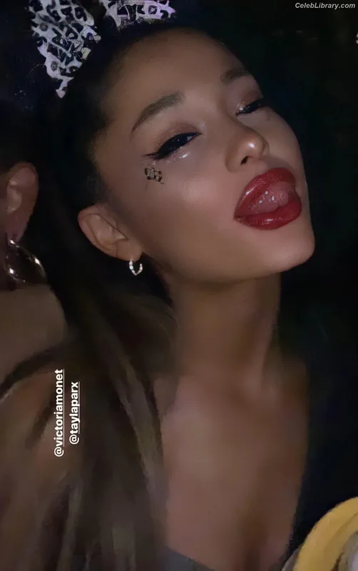 Ariana Grande photo 9 of 3118