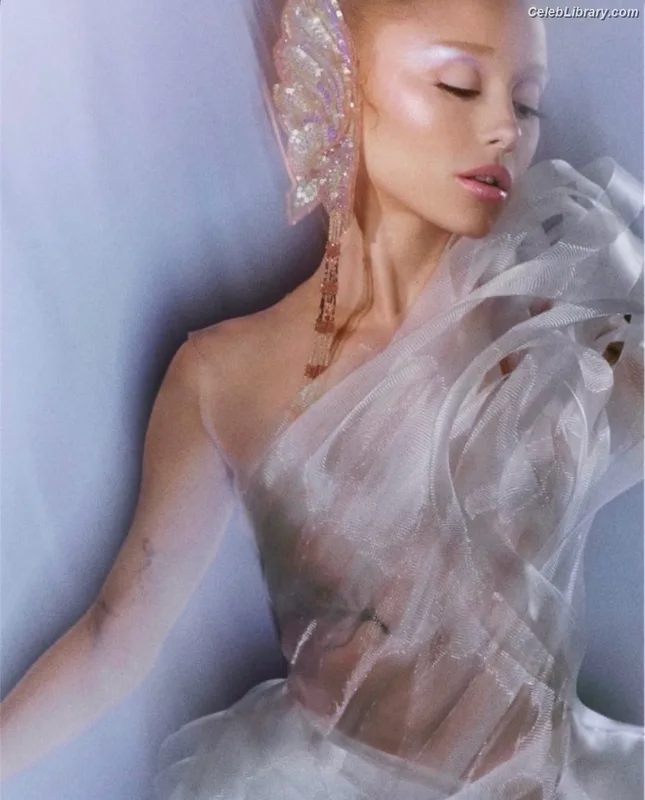 Ariana Grande photo 10 of 3118