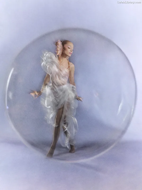 Ariana Grande photo 11 of 3118