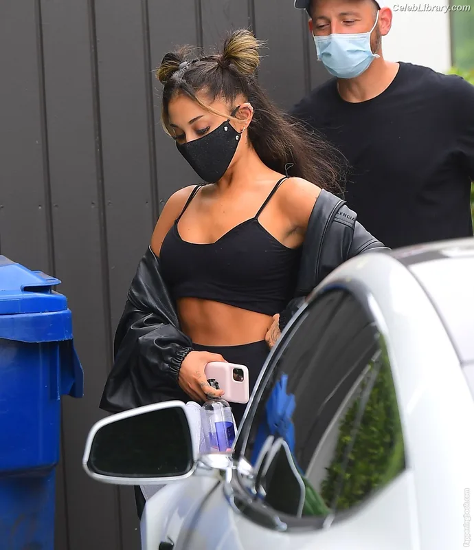 Ariana Grande photo 15 of 3118
