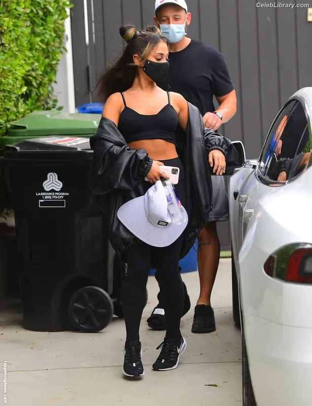 Ariana Grande photo 17 of 3118