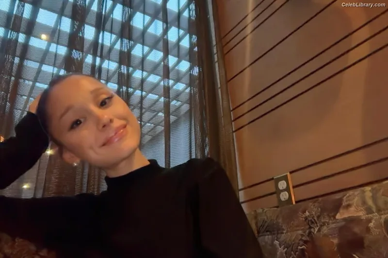 Ariana Grande photo 19 of 3118