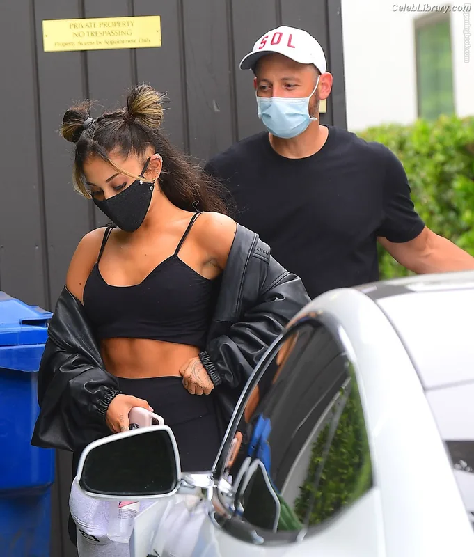 Ariana Grande photo 21 of 3118