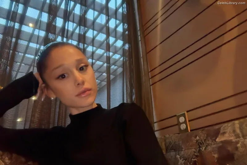 Ariana Grande photo 22 of 3118