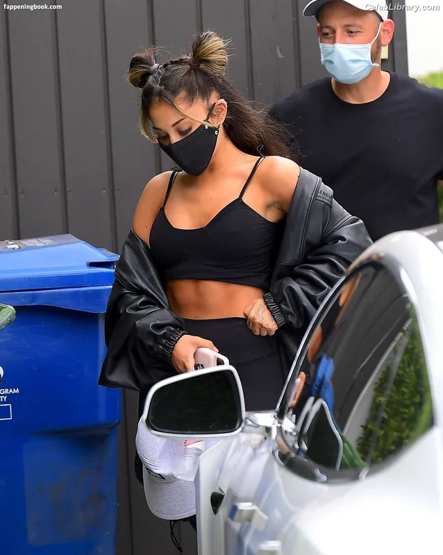 Ariana Grande photo 23 of 3118