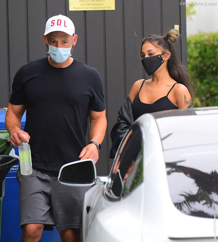 Ariana Grande photo 1 of 3118