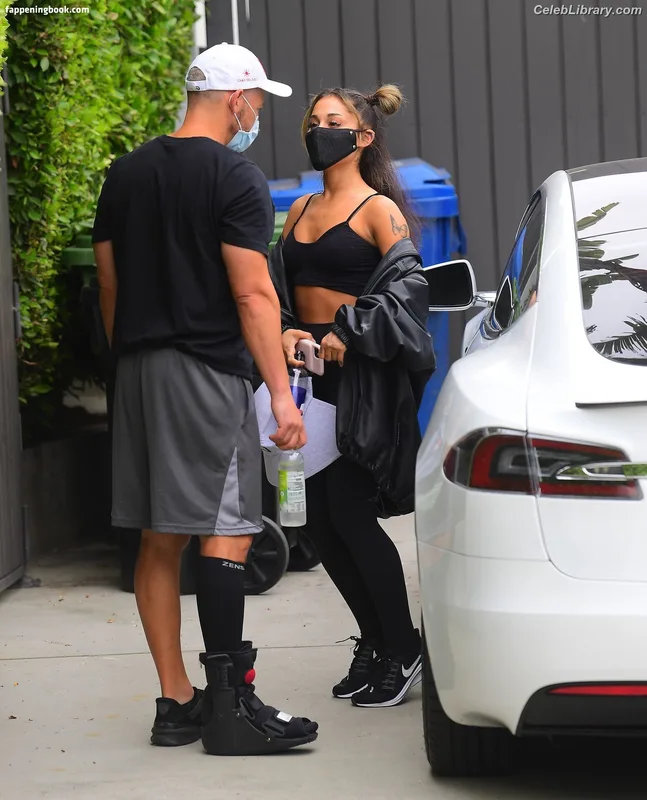 Ariana Grande photo 3 of 3118