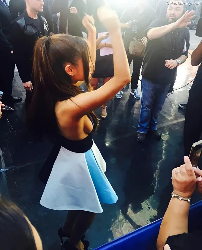 Ariana Grande photo 4 of 3118
