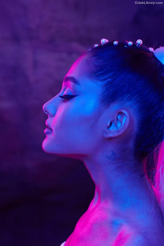 Ariana Grande photo 13 of 3118