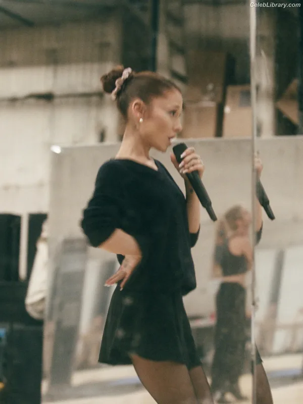 Ariana Grande photo 16 of 3118
