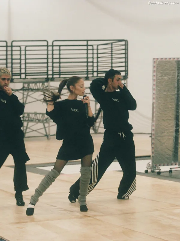 Ariana Grande photo 17 of 3118