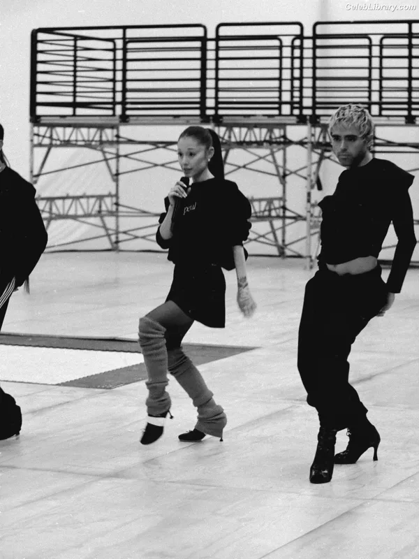 Ariana Grande photo 18 of 3118