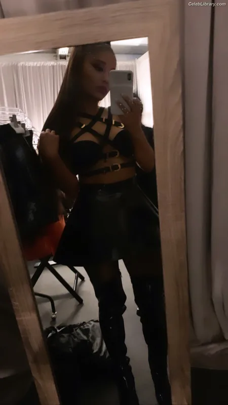 Ariana Grande photo 24 of 3118