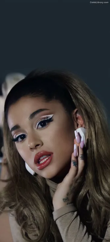 Ariana Grande photo 1 of 3118