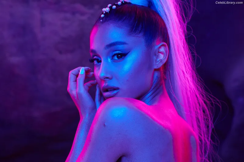 Ariana Grande photo 3 of 3118