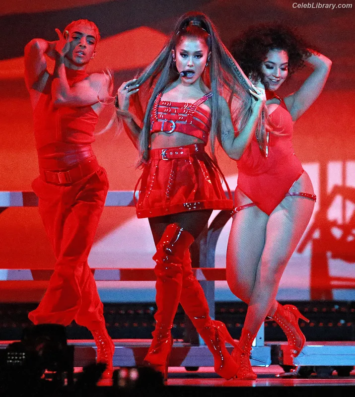 Ariana Grande photo 4 of 3118