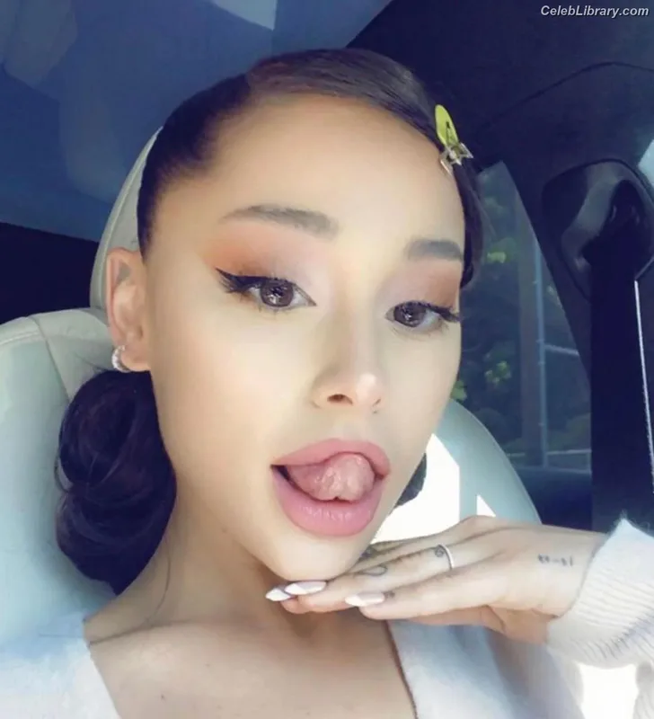 Ariana Grande photo 8 of 3118