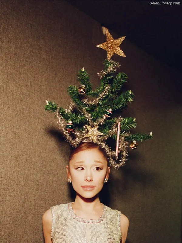 Ariana Grande photo 10 of 3118