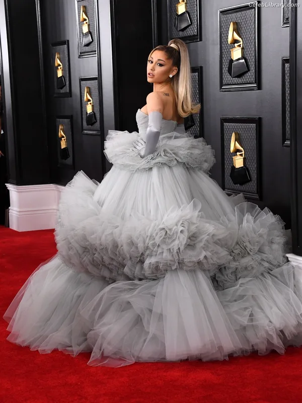 Ariana Grande photo 12 of 3118