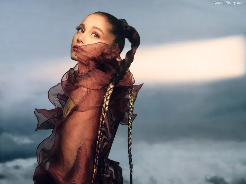 Ariana Grande photo 13 of 3118