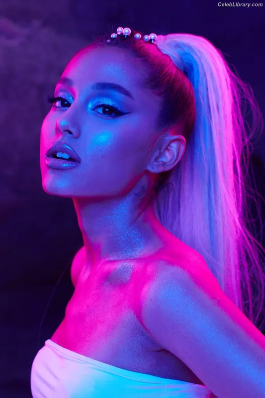 Ariana Grande photo 15 of 3118